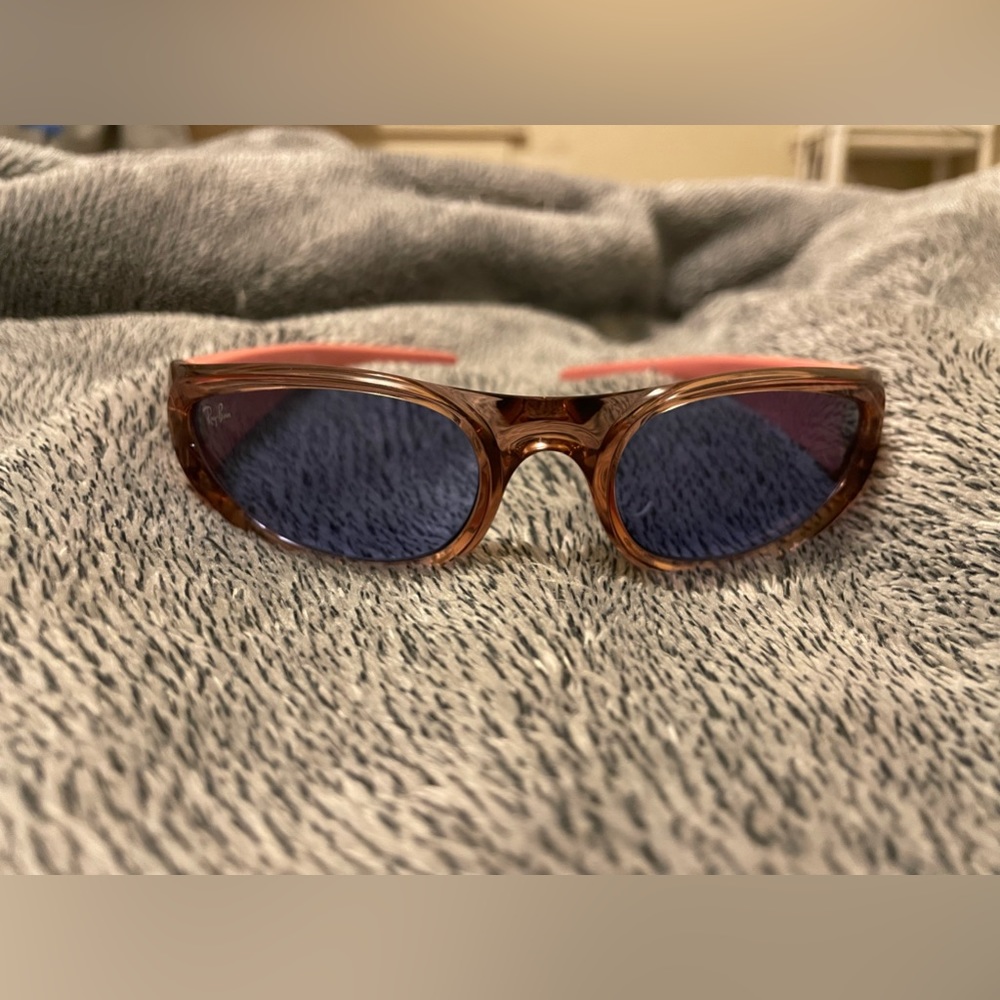 Ray-Ban RB4332 in pink with blue lenses